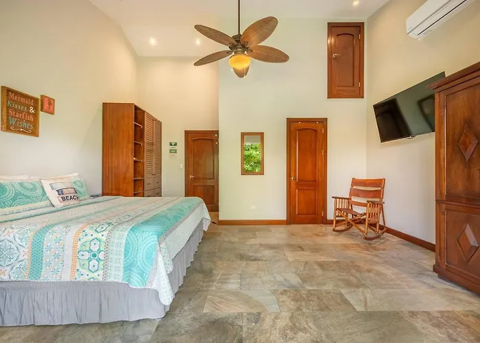 Beautiful Beachfront 2br Condo, With Full Kitchen Apartahotel 3*