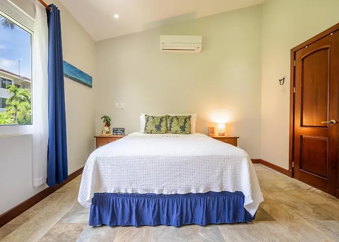 Beautiful Beachfront 2br Condo, With Full Kitchen