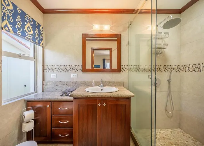 Beautiful Beachfront 2br Condo, With Full Kitchen